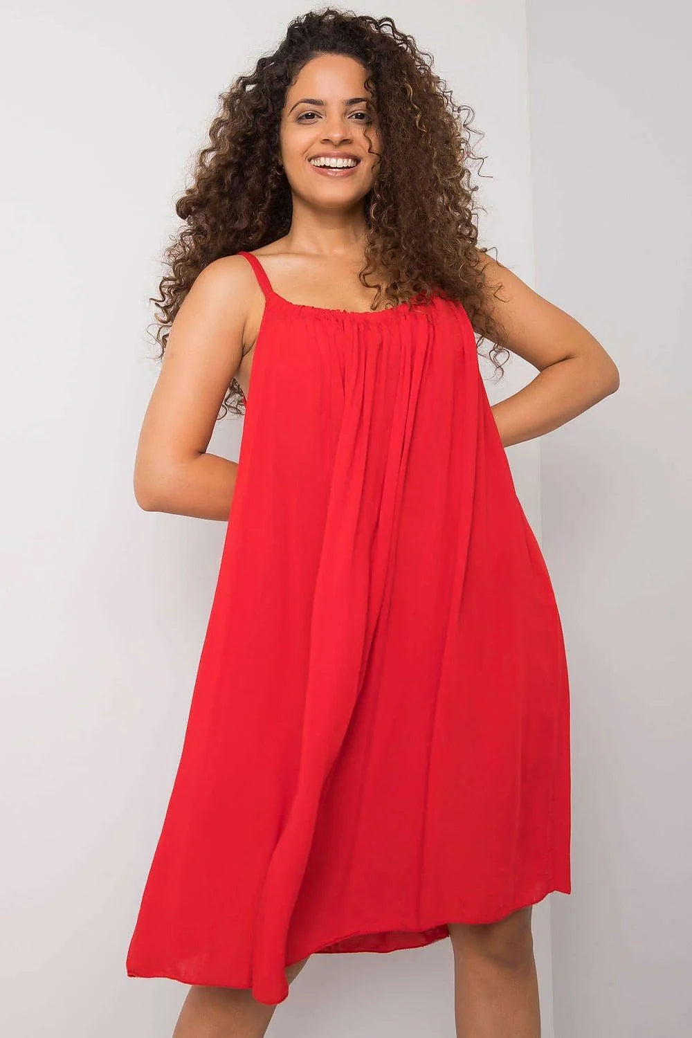 Robe de jour Och Bella style babydoll sans manches épaules nues coupe ample tissu fluide couleur framboise femme