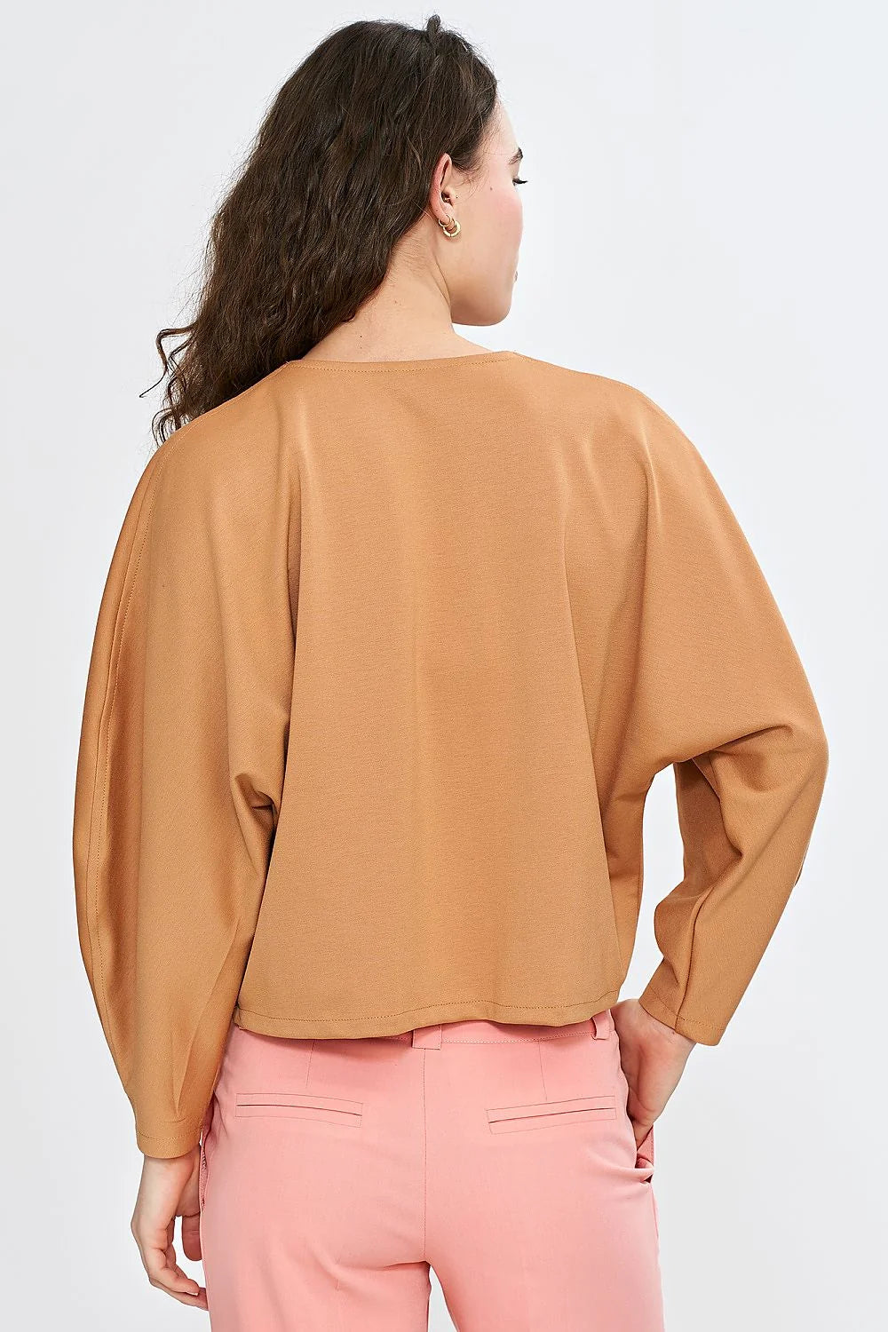 chemisier oversize viscose encolure V manches ballon chauve souris coupe droite bas arrondi tissu doux soyeux lisse souple couleur camel