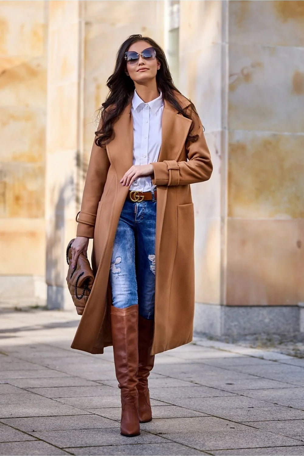 Manteau camel en laine classique pour femmes, long, ajusté, ceinture incluse, style intemporel, coupe élégante, poches latérales, matériau confortable, idéal pour l'automne/hiver, porté sur robe ou jeans, look sophistiqué décontracté
