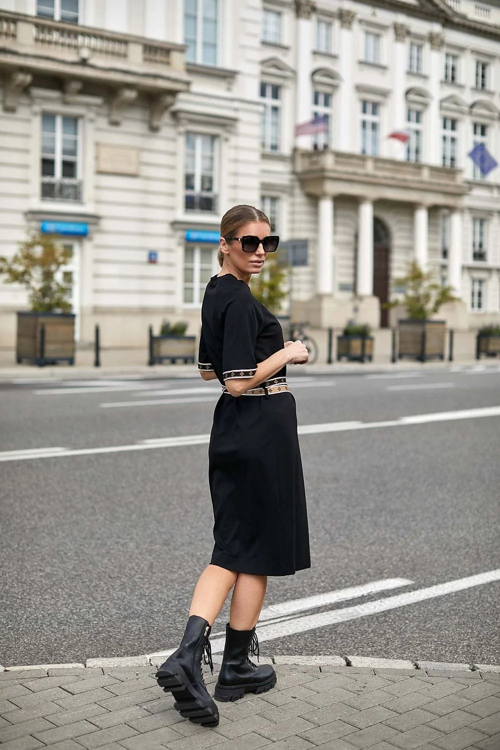 Robe de jour La Aurora, style moderne, coupe midi, manches courtes, ceinture ajustable, jersey stretch, confort femme, tailles 36-42