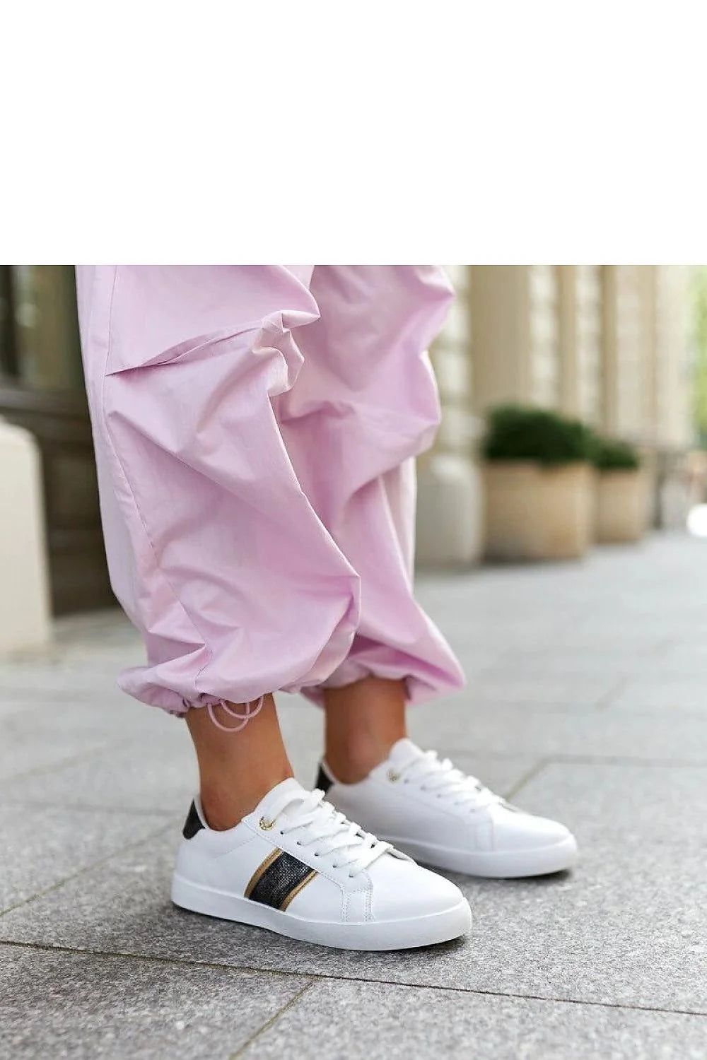 baskets femme blanches similicuir moderne élégant bandes noires dorées semelle épaisse confort lacets ajustables coupe basse sportive urbaine polyvalente