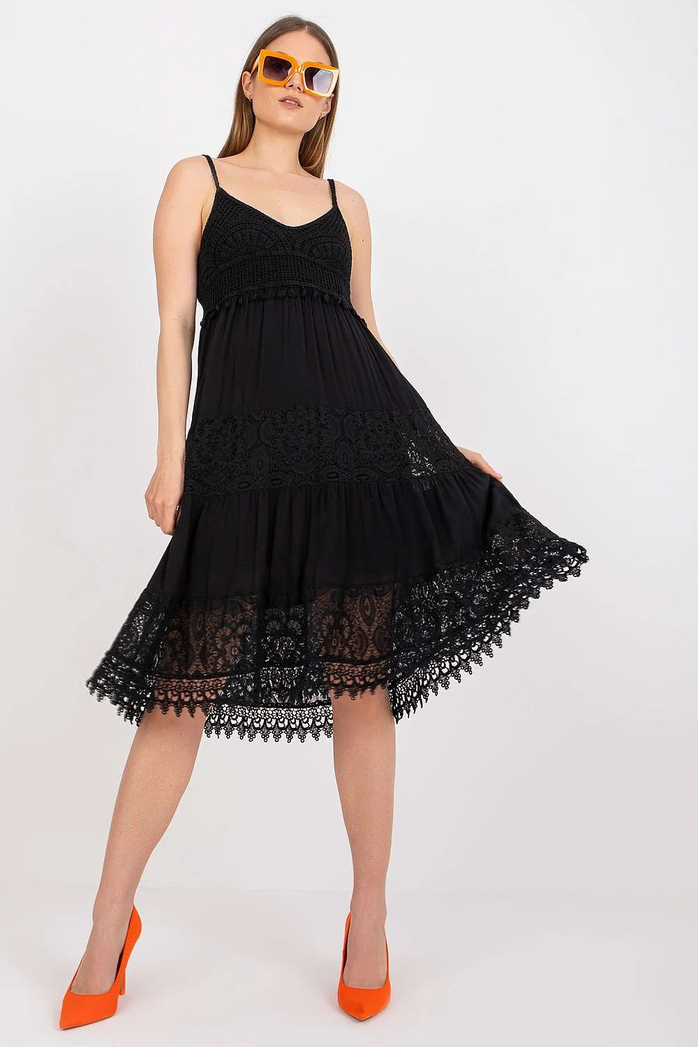Robe estivale élégante à dentelle blanche coupe évasée bretelles fines sans manches femme viscose 100%