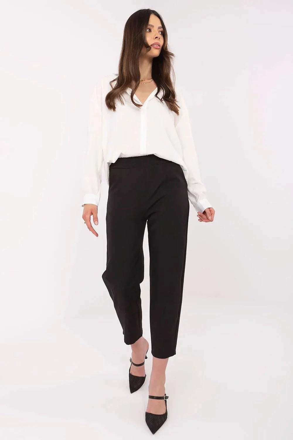 tenue femme élégante chemisier col V manches longues blanc pur fluide pantalon cigarette taille haute noir fuselé cheville escarpins pointu