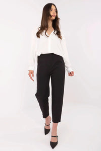 tenue femme élégante chemisier col V manches longues blanc pur fluide pantalon cigarette taille haute noir fuselé cheville escarpins pointu