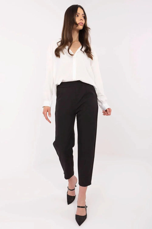 tenue femme élégante chemisier col V manches longues blanc pur fluide pantalon cigarette taille haute noir fuselé cheville escarpins pointu