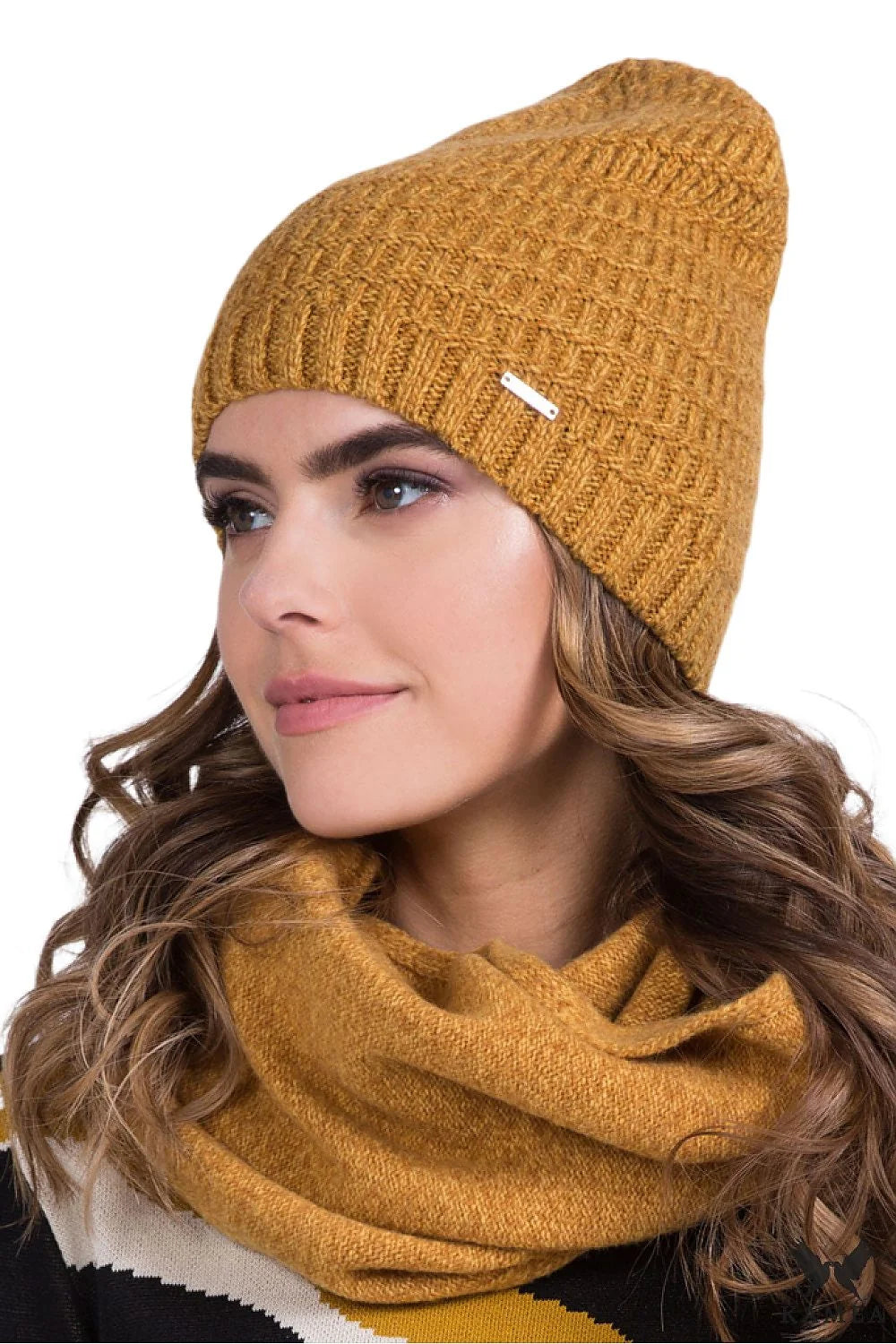 Bonnet et écharpe assortis en laine moutarde texture gaufrée style hiver doux chic mode femme