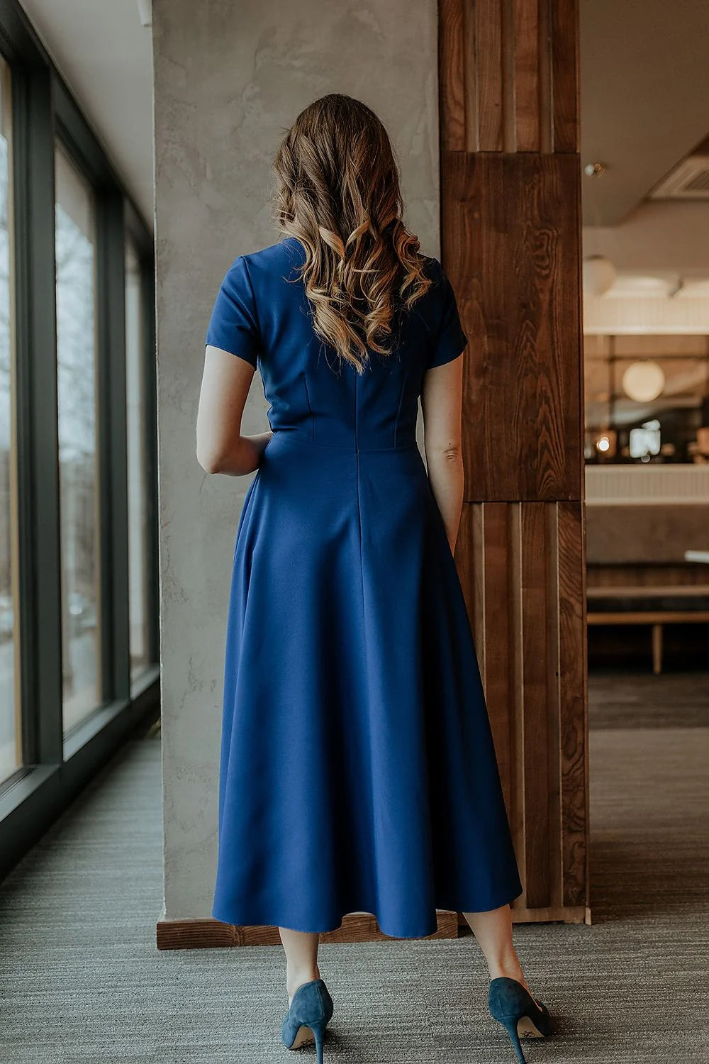Robe élégante longue manches courtes col rond tissu soyeux couleur bleu pétrole taille ajustable pour femme