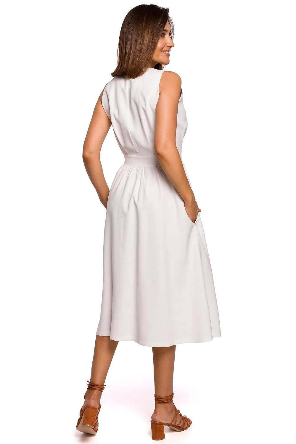 robe midi blanche sans manches col V cintrée taille ajustable ceinture intégrée boutons décoratifs jupe évasée poches latérales tissu fluide