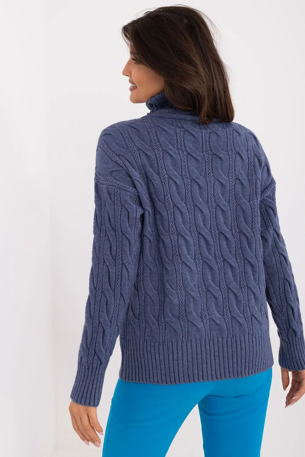 Pull à col roulé tricot torsadé pour femme en acrylique, polyamide et polyester, couleur bleu indigo, coupe ample et finitions côtelées