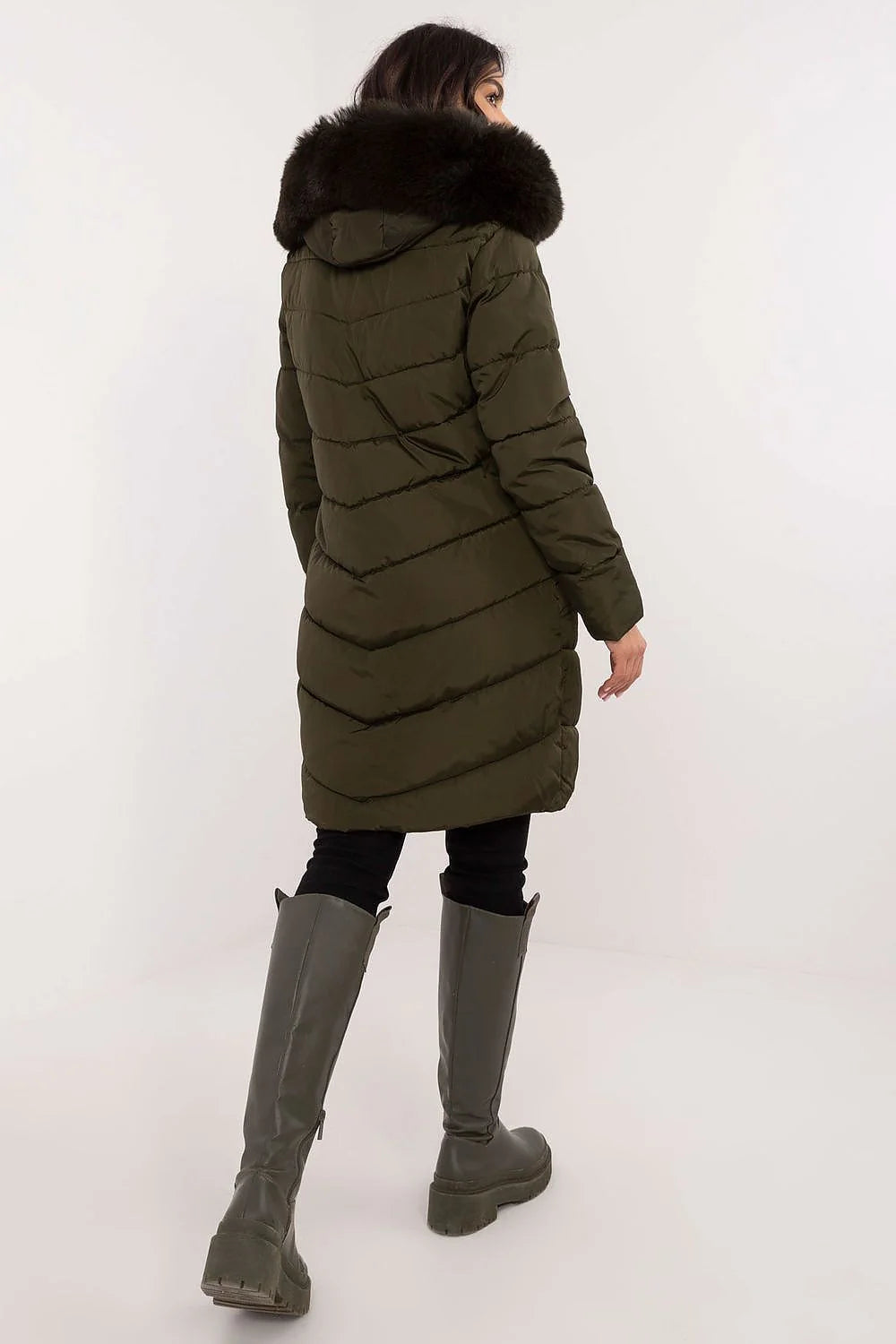 Veste d'hiver pour femmes design moderne fourrure synthétique vert olive coupe droite longueur genoux fermeture éclair poches zippées
