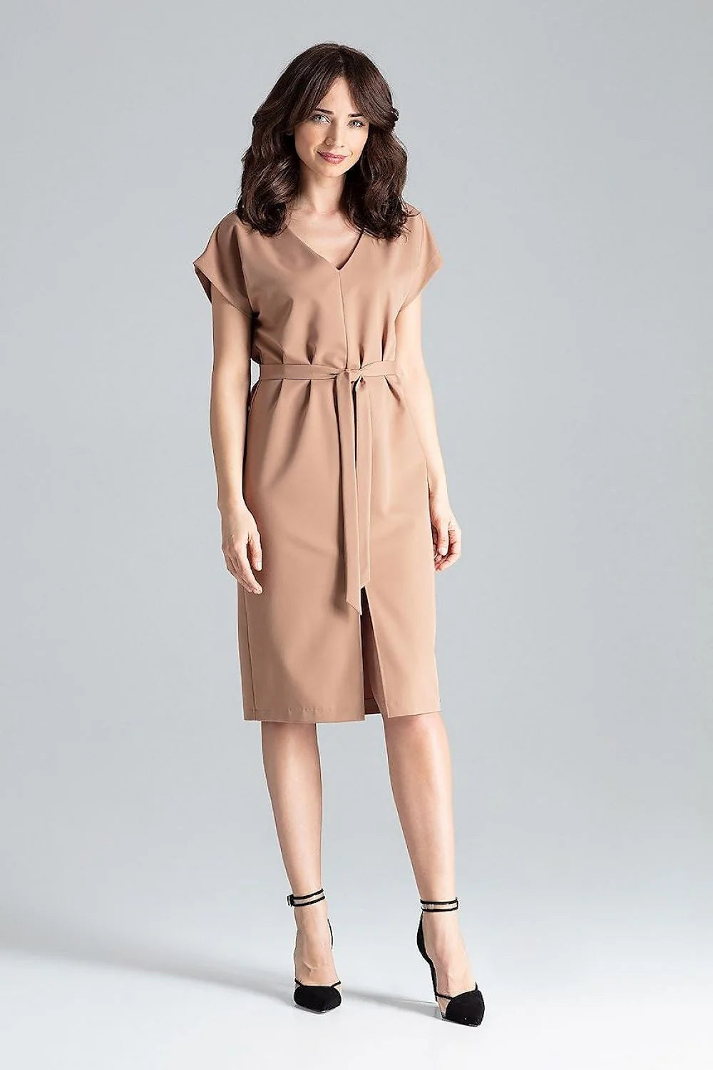 Robe élégante pour femmes en tissu doux rose pâle manches courtes ceinture assortie coupe structurée occasion professionnelle ou semi-formelle