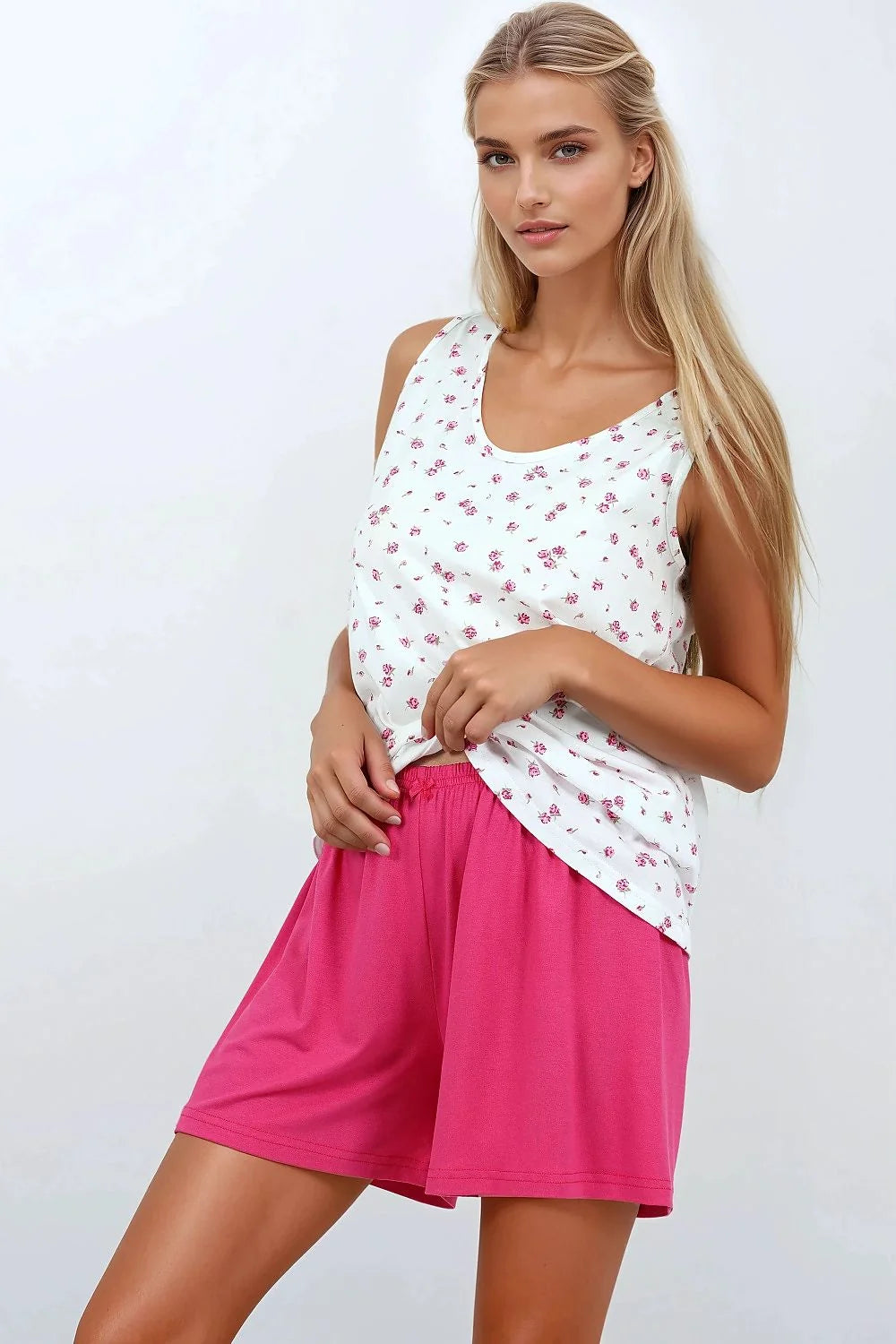 Pyjama pour femme deux pièces tank top et short floral motif rose clair élastique à la taille tissu respirant pour nuits chaudes détente à domicile