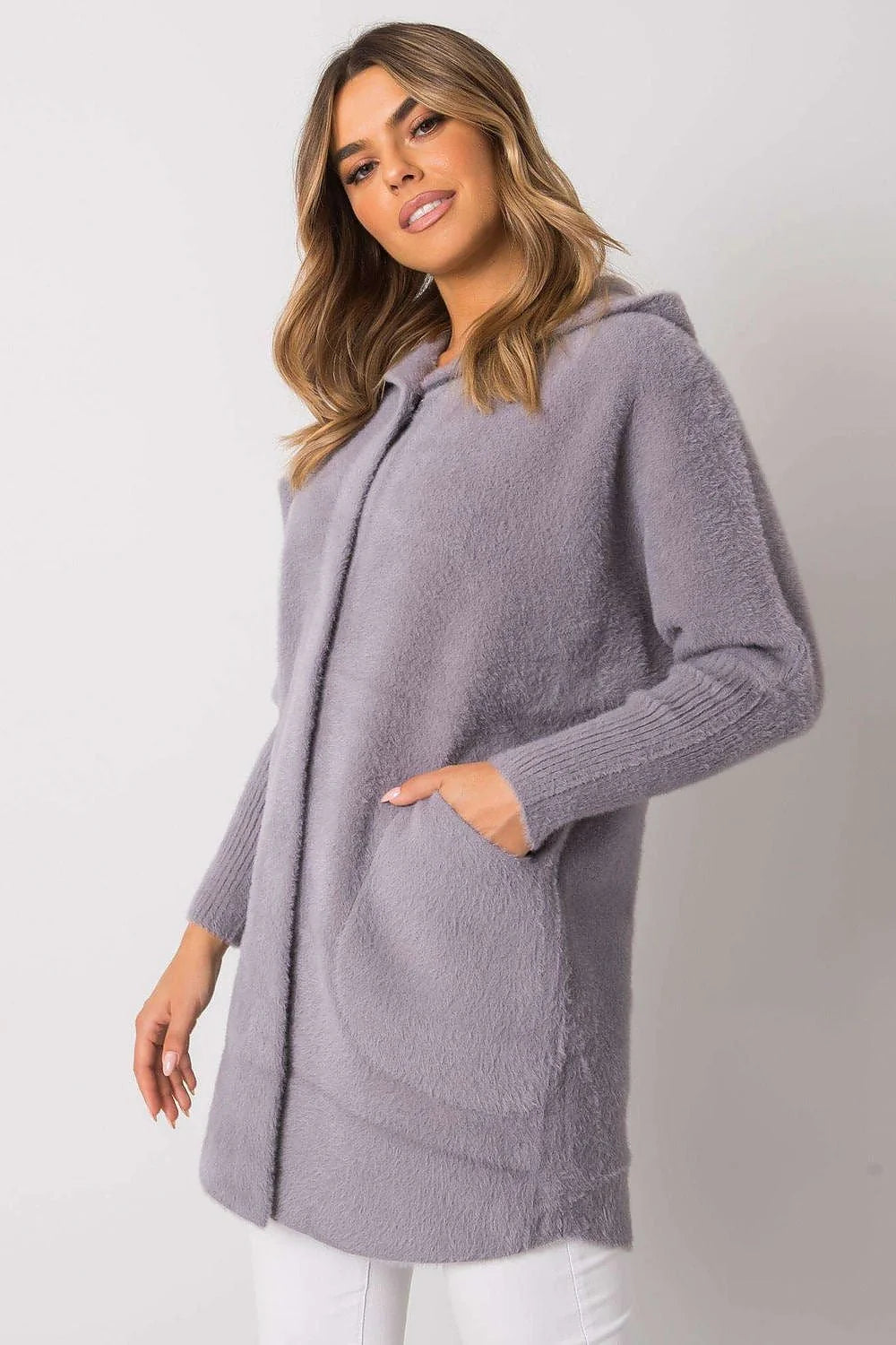 Manteau pour femme style cocooning asymétrique capuche poches latérales couleur lavande douce matériau doux pelucheux automne hiver