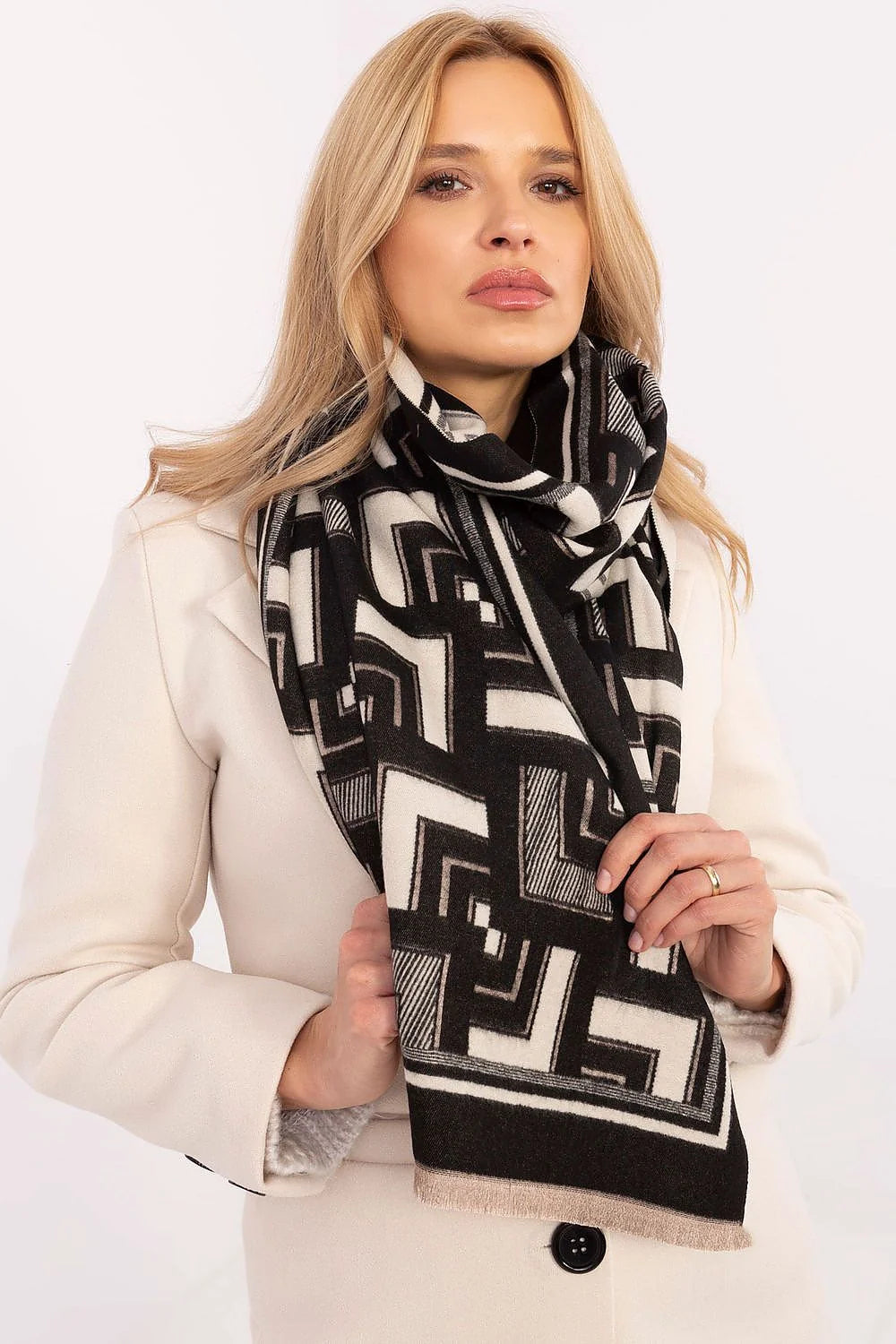 Écharpe pour femmes en viscose et laine, motif géométrique noir et blanc, franges subtiles, 190 cm, polyvalente, style contemporain, tenues élégantes et quotidiennes