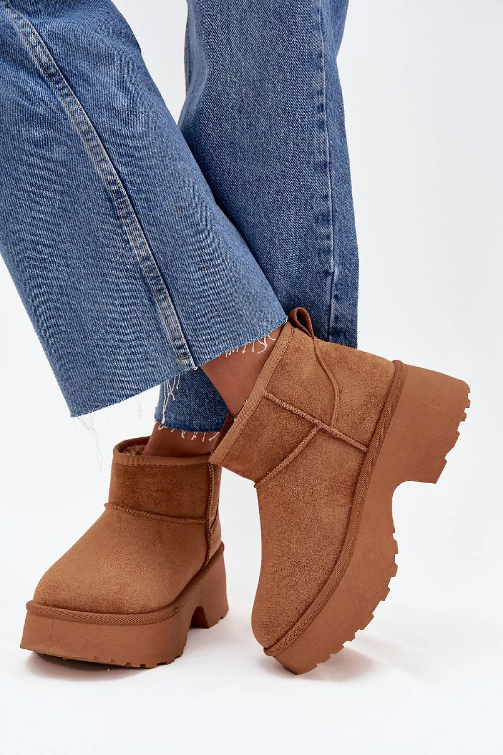 bottes femme daim écologique camel plateforme compensée talon doublure fourrure semelle crantée confortable chaude bout rond tige courte