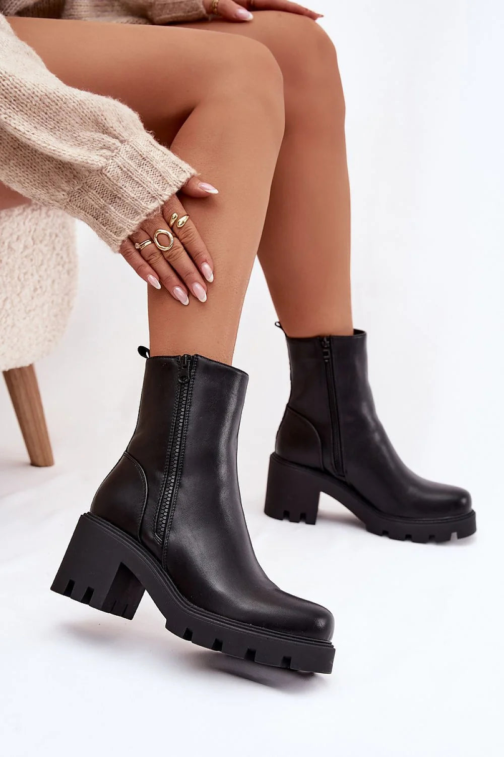 bottines femme noires similicuir mat cheville talon bloc semelle crantée antidérapante bout rond fermeture zippée latérale décorative doublure chaude confortable