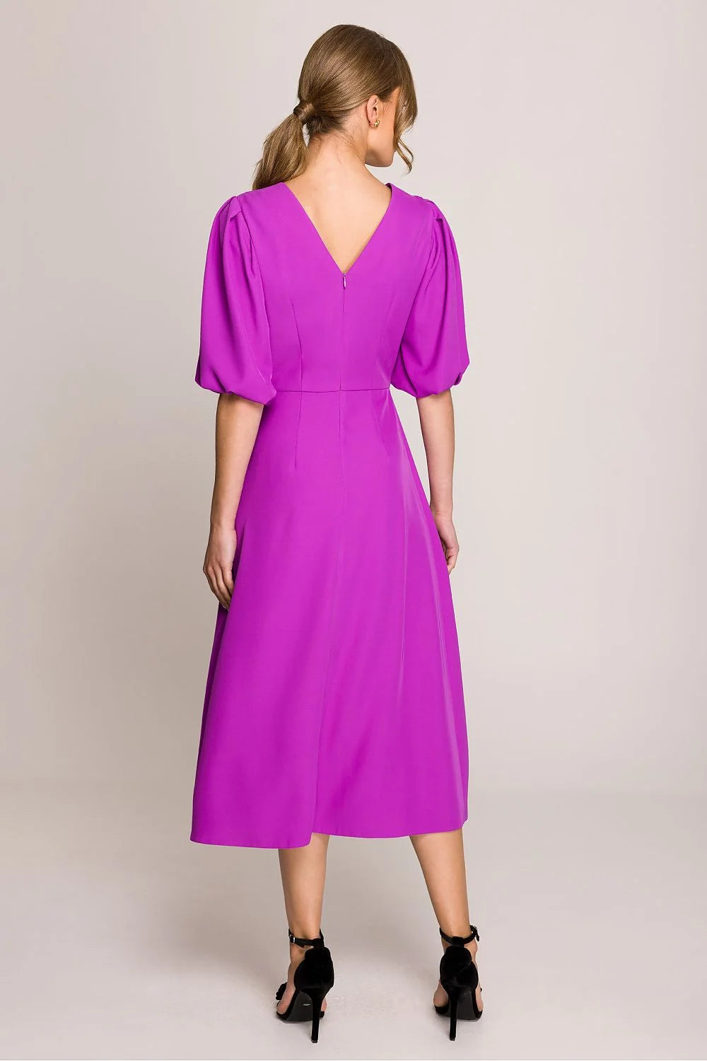 robe midi romantique violette fuchsia manches bouffantes plissées taille marquée trapèze ajustée jupe évasée polyester finition satinée élégante féminine polyvalente