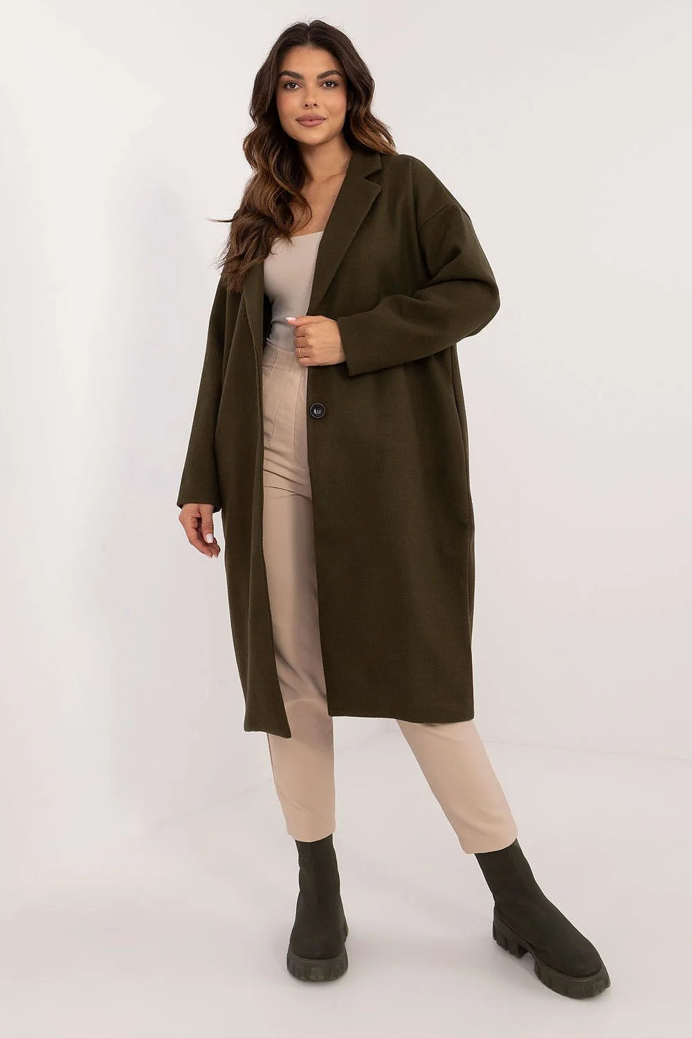 Manteau classique pour femme en laine vert olive longueur genoux épaules tombantes poches latérales bouton noir style intemporel