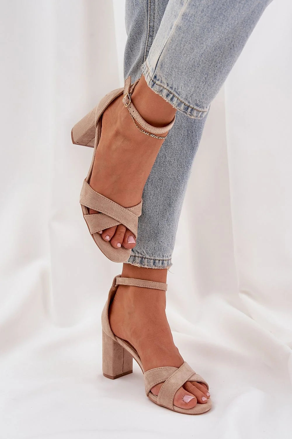 Sandales à talons carrés élégantes femmes suède beige adjustable straps chain details summer shoes