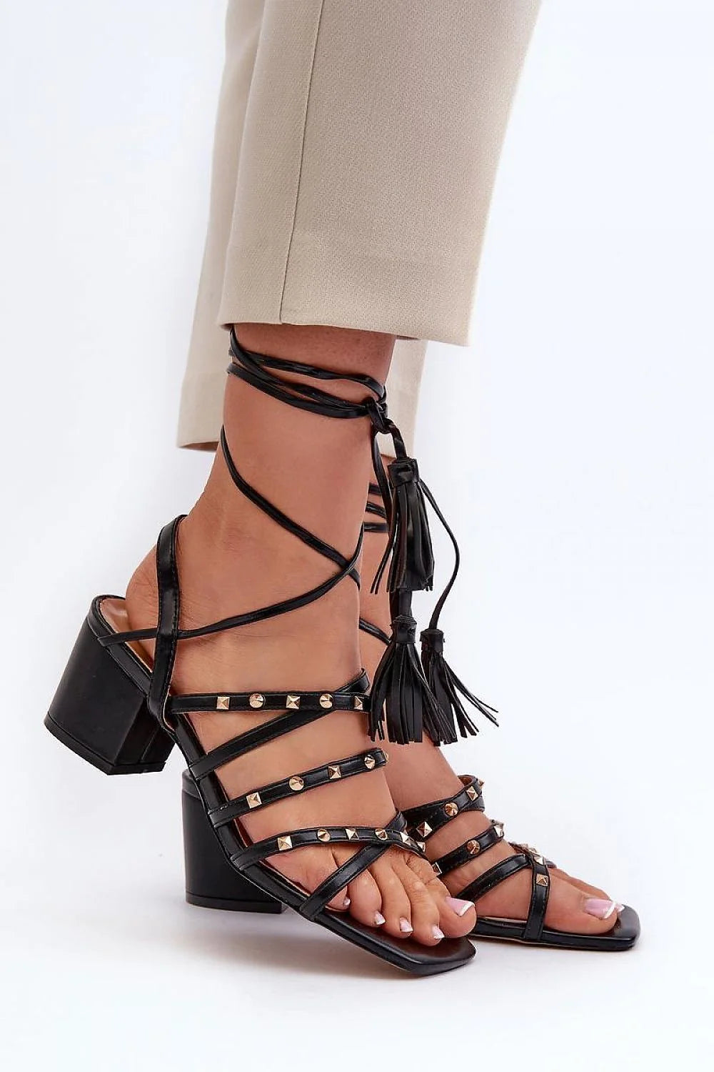 sandales femme cuir artificiel noir talon carré six centimetres brides fines croisées clous pyramide dorés lacets pompons confort chic soirée