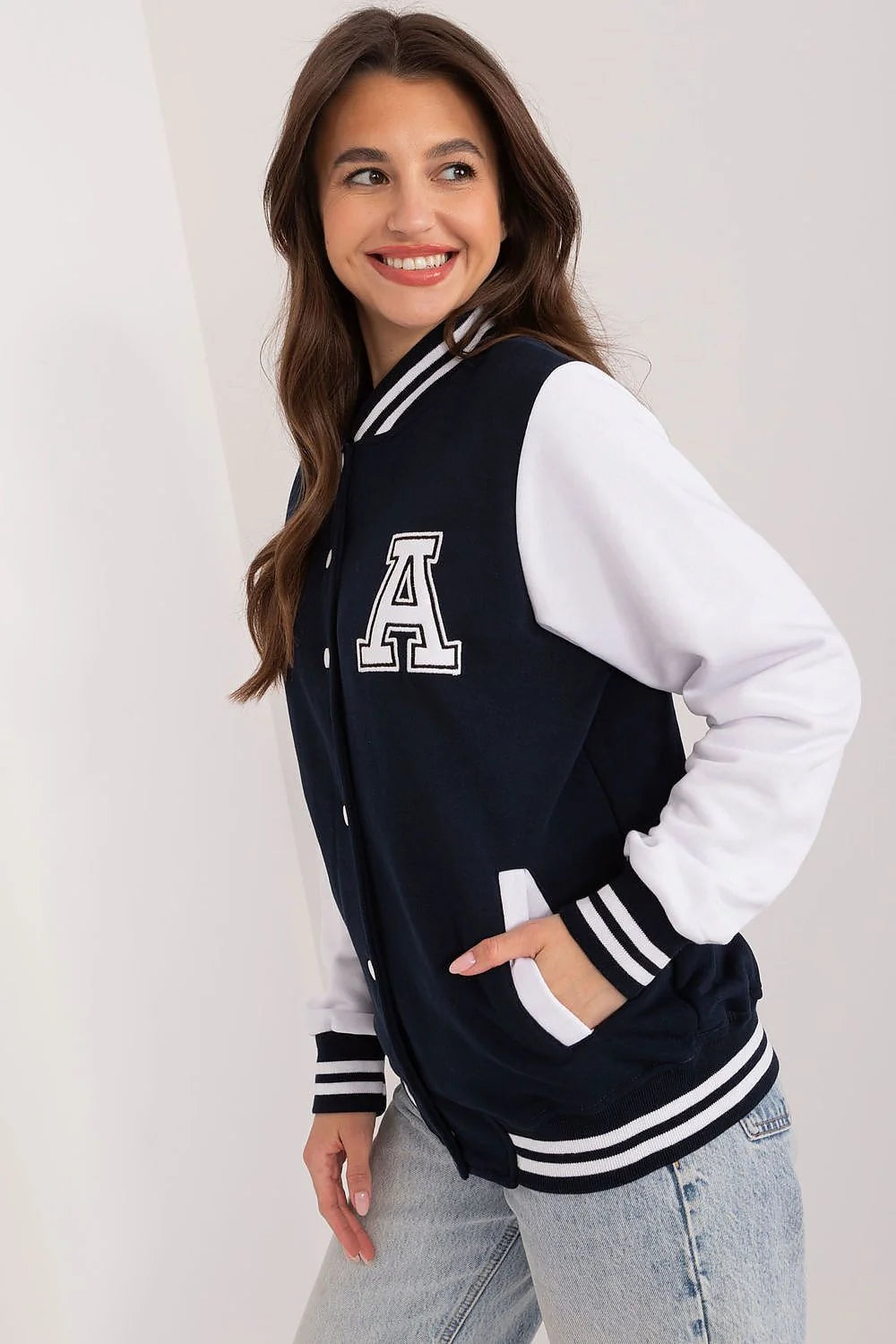 Veste varsity femme style universitaire bleu marine blanc manches contrastantes tissu coton mélangé fermeture boutons pression initiale brodée