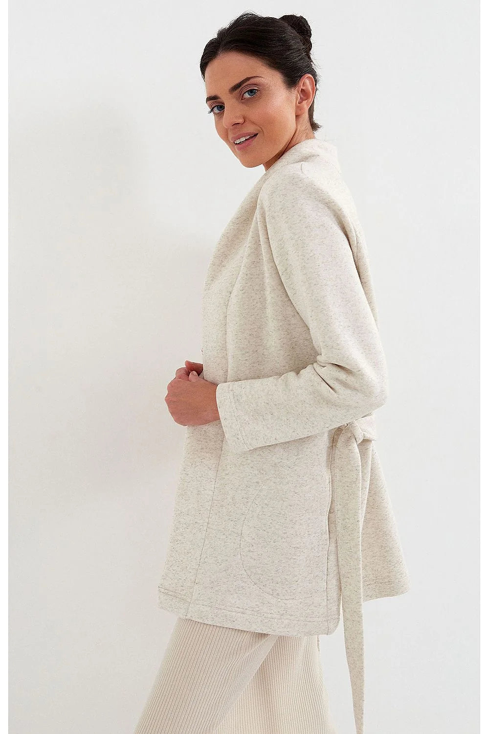 Robe de chambre élégante Cana en maille chaude et fourrure pour femme, style cosy-chic, manches longues, poches pratiques, ceinture ajustable