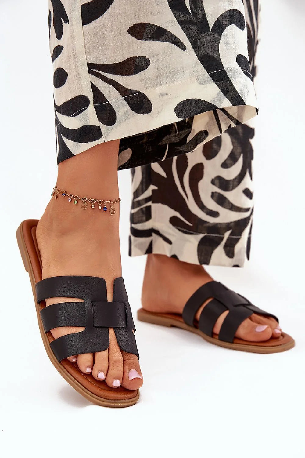 sandales femme simili cuir mules plates talon plat brides larges entrelacées noires semelles rembourrées profilées minimalistes polyvalentes confortables élégantes estivales
