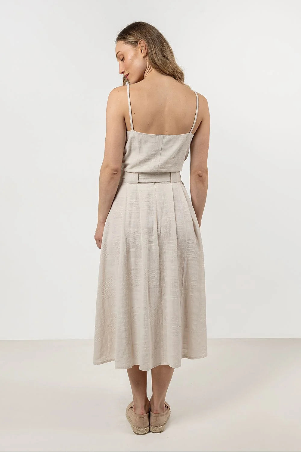 Ensemble débardeur et pantalon assortis en coton 100% beige clair style minimaliste col V bretelles fines ceinture à nouer coupe évasée femme été