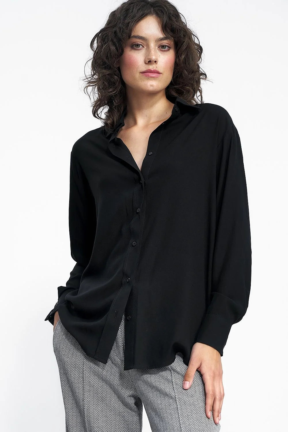 Chemise femme manches longues épaules carrées col classique tissu fluide noir viscose 100% tailles 36-42