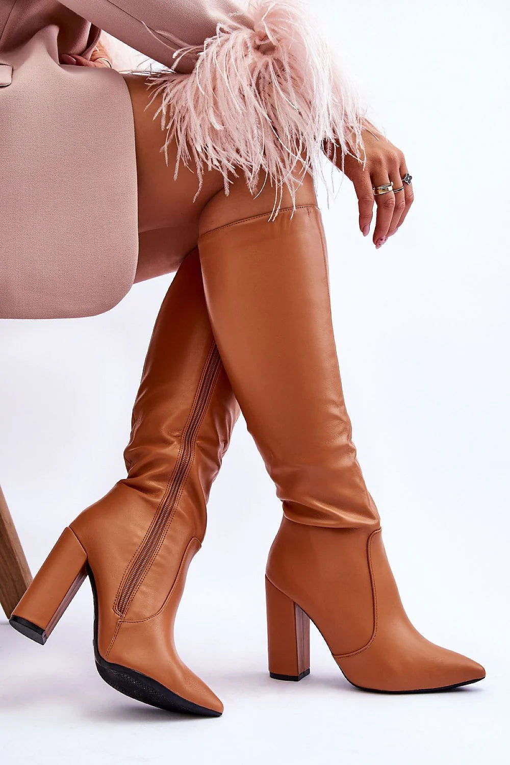 bottes hautes similicuir cognac bout pointu talon colonne bloc renforce maintien confortable semelle antidérapante fermeture éclair interieur