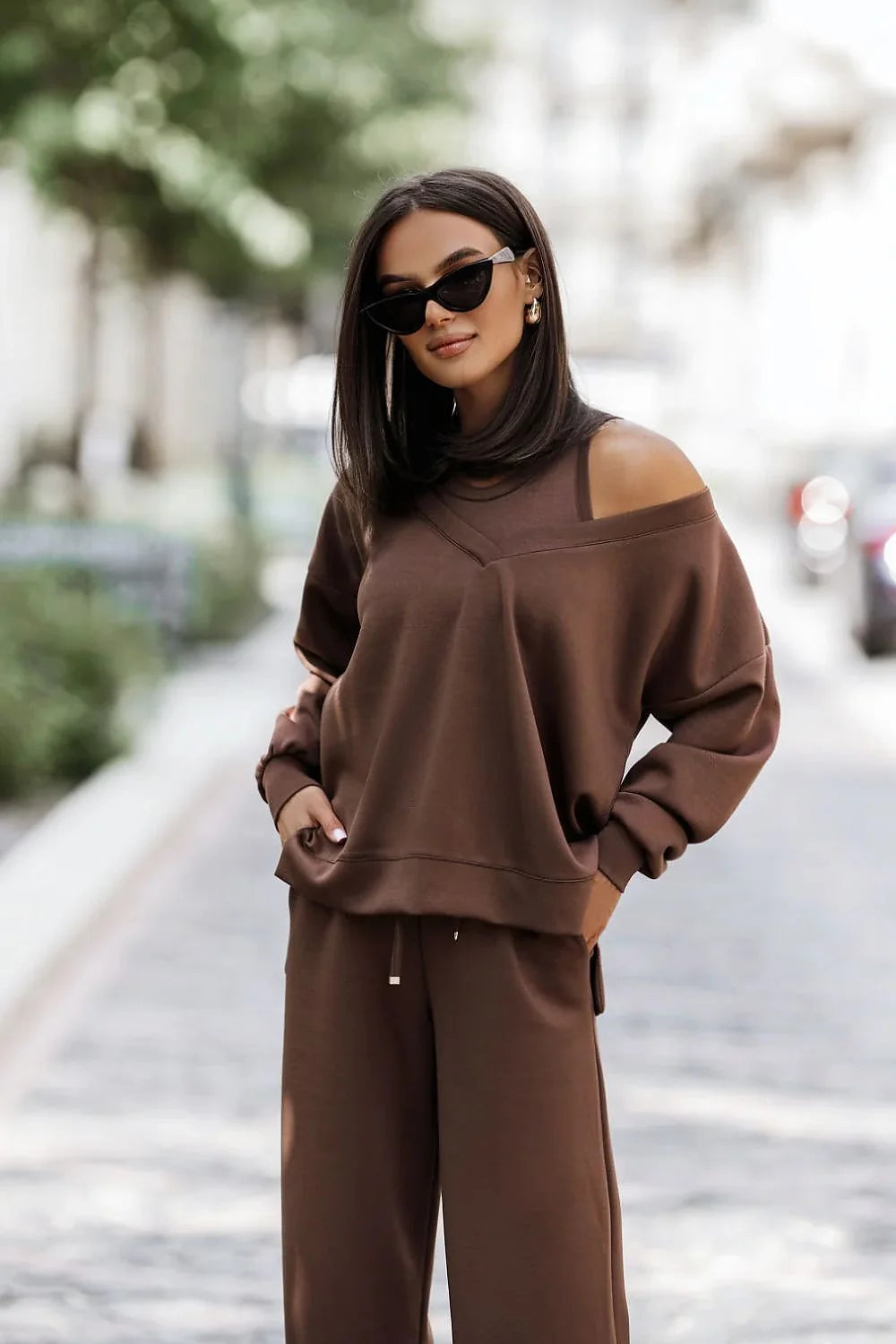ensemble loungewear femme marron chocolat sweat oversize molleton encolure asymétrique épaule dénudée manches longues bords côtes pantalon large taille élastique