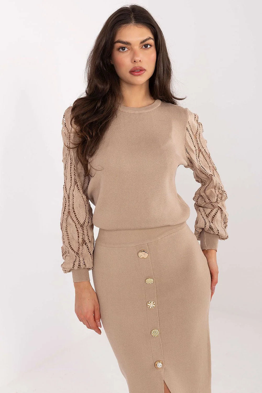 pull femme beige viscose polyester manches bouffantes ajourées dentelle crochetée poignets côtelés coupe cintrée jupe crayon taille haute boutons dorés