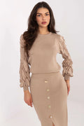 pull femme beige viscose polyester manches bouffantes ajourées dentelle crochetée poignets côtelés coupe cintrée jupe crayon taille haute boutons dorés