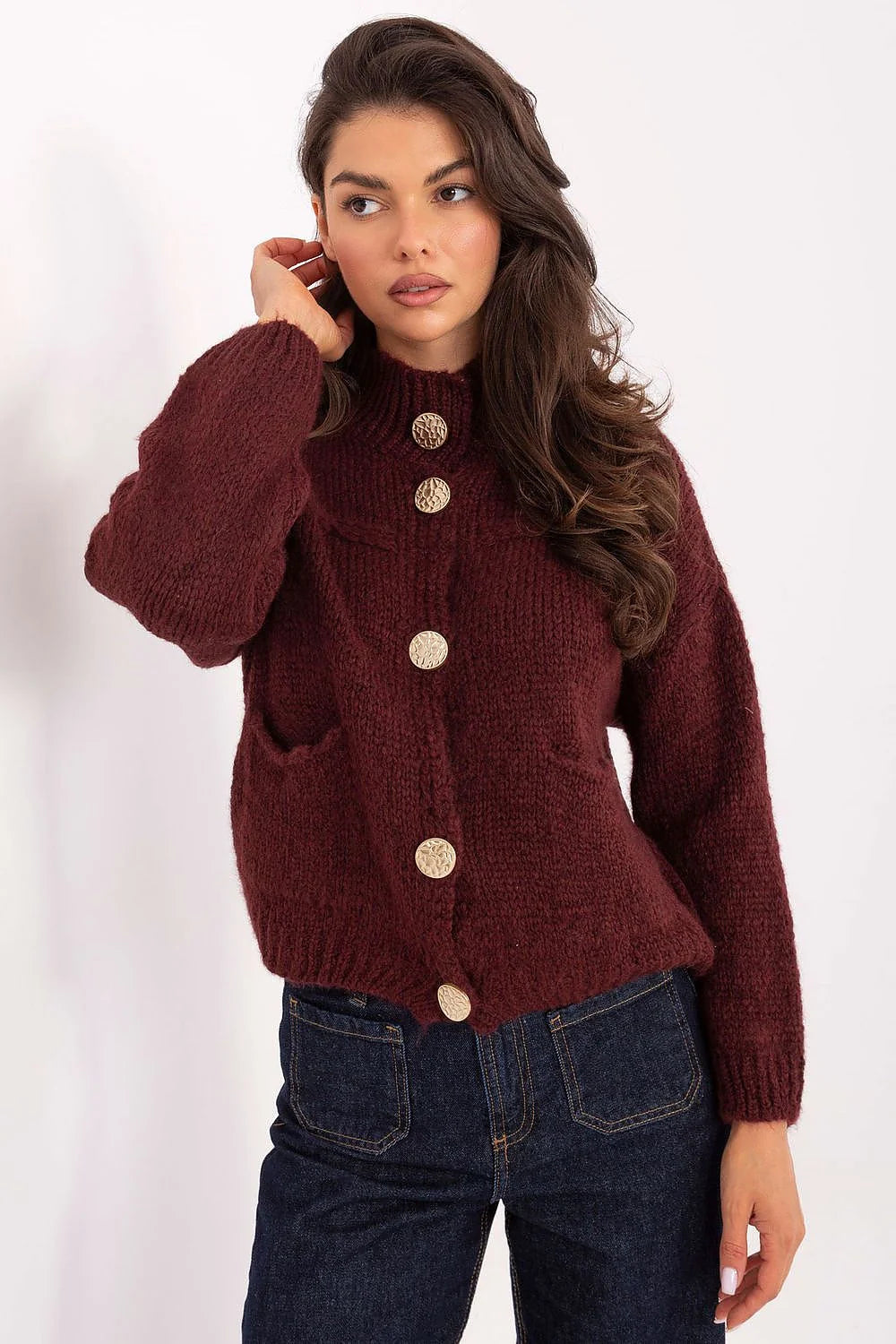 cardigan femme bordeaux grosse maille col montant coupe courte manches ballon fermeture boutonnée gros boutons dorés martelés poches plaquées moelleuse