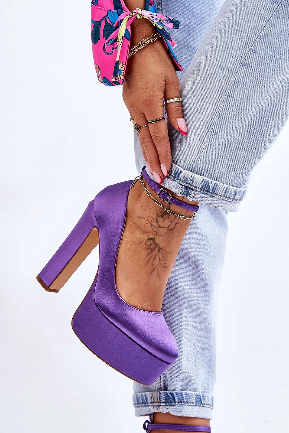 Escarpins talon large violet stiletto plateforme épaisse textile femme, ceinture ajustable, sac à main seau argenté, robe fleurie manches nouées