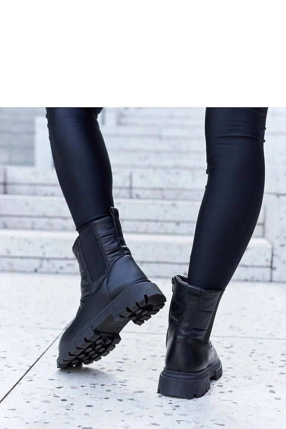Bottines pour femme style urbain moderne cuir synthétique glossy noire talon légèrement relevé semelle antidérapante fermure éclair latérale coutures visibles mi-haute