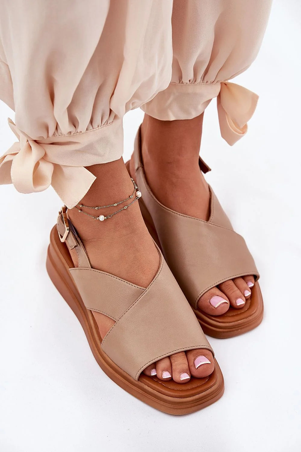 Sandales femmes design élégant compensé cuir artificiel beige brides croisées boucle métal cheville style moderne été