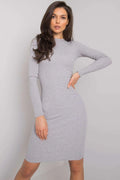 Robe de jour élégante en maille côtelée couleur grise claire manches longues coupe crayon ajustée femme taille unique