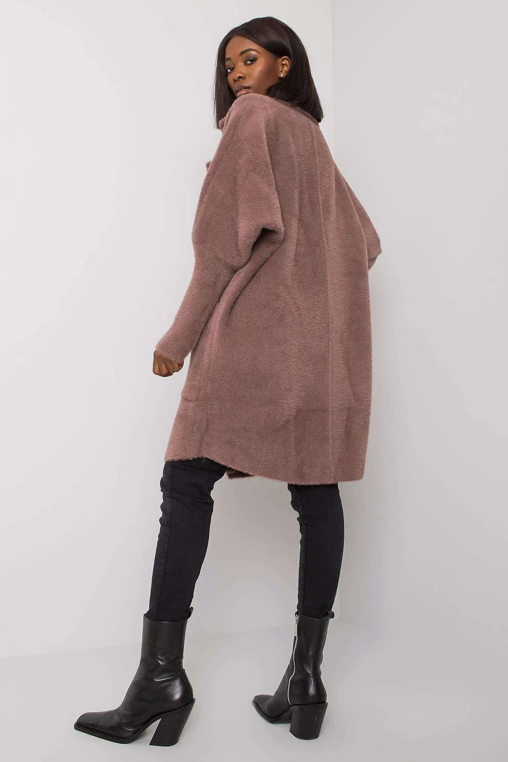 Manteau pour femme élégant en mélange de laine et viscose couleur brun rosé coupe droite col à revers manches longues poches latérales fermé par zip longueur midi