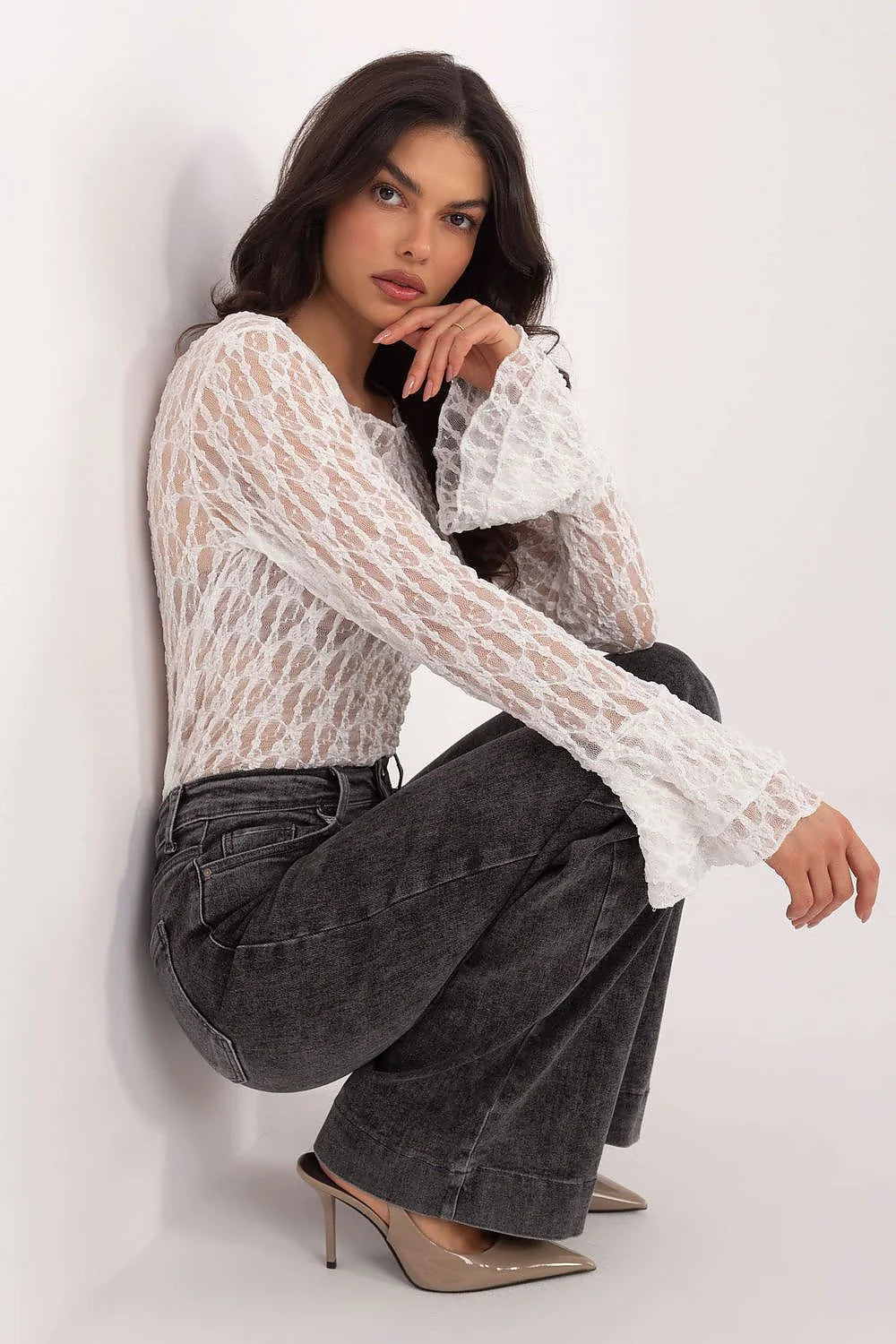 chemiser dentelle blanc ajouré ajusté élégant féminin manches longues évasées volants poignets encolure bateau semi transparent léger viscose stretch confortable