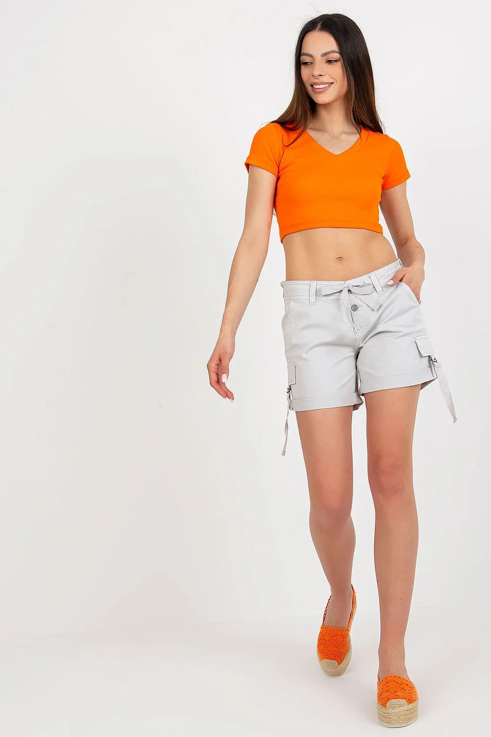 Outfit femme crop top orange cargo shorts gris coton élasthanne taille ajustable coupe moderne style casual-chic