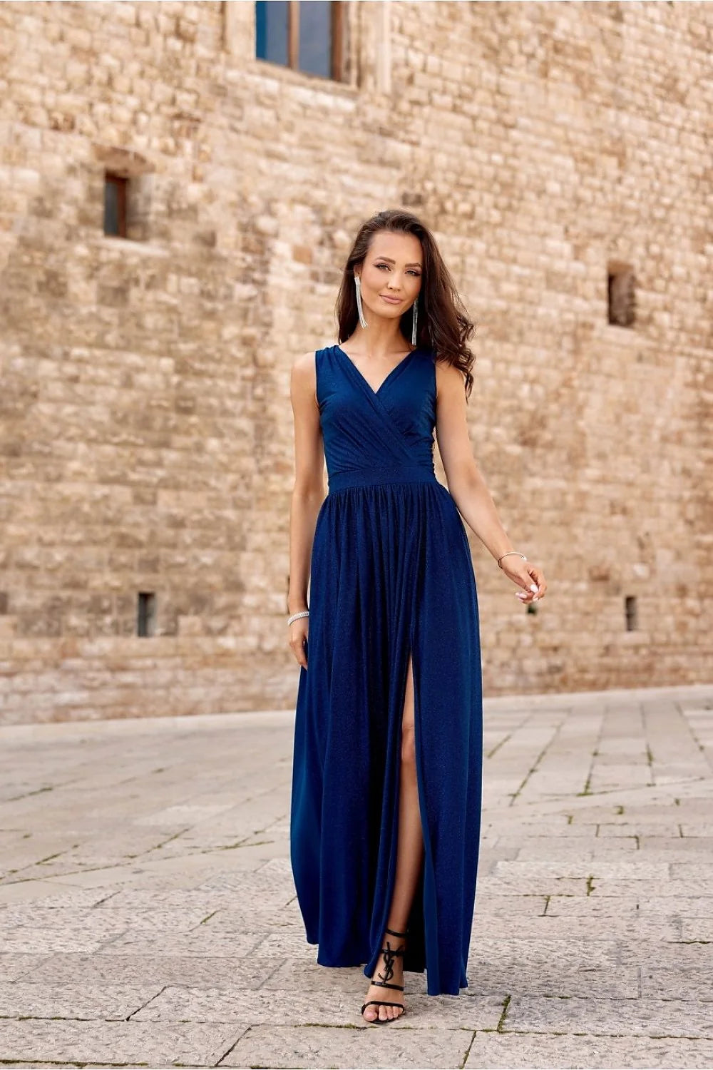 Robe de soirée élégante longue en brocart bleu nuit encolure V buste ajusté taille marquée fente latérale bretelles larges femme