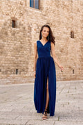 Robe de soirée élégante longue en brocart bleu nuit encolure V buste ajusté taille marquée fente latérale bretelles larges femme