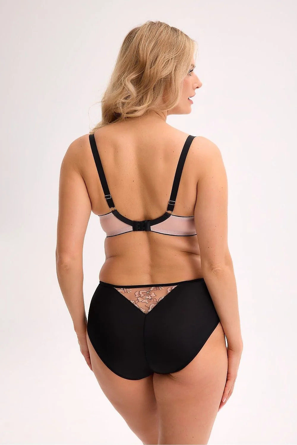soutien gorge balconnet armatures semi rembourré rose poudré broderie florale noire brodé décolleté bretelles réglables bande ajustable culotte mi haute