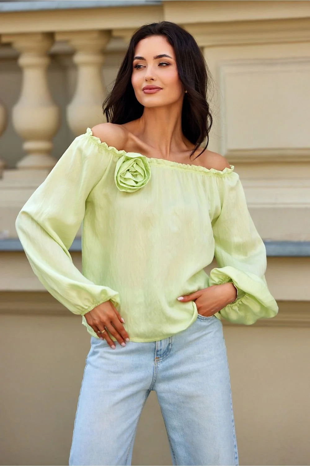 chemisier femme Bardot vert pistache satiné léger fluide nylon rayon manches longues ballon poignets élastiqués encolure élastique fleur appliquée