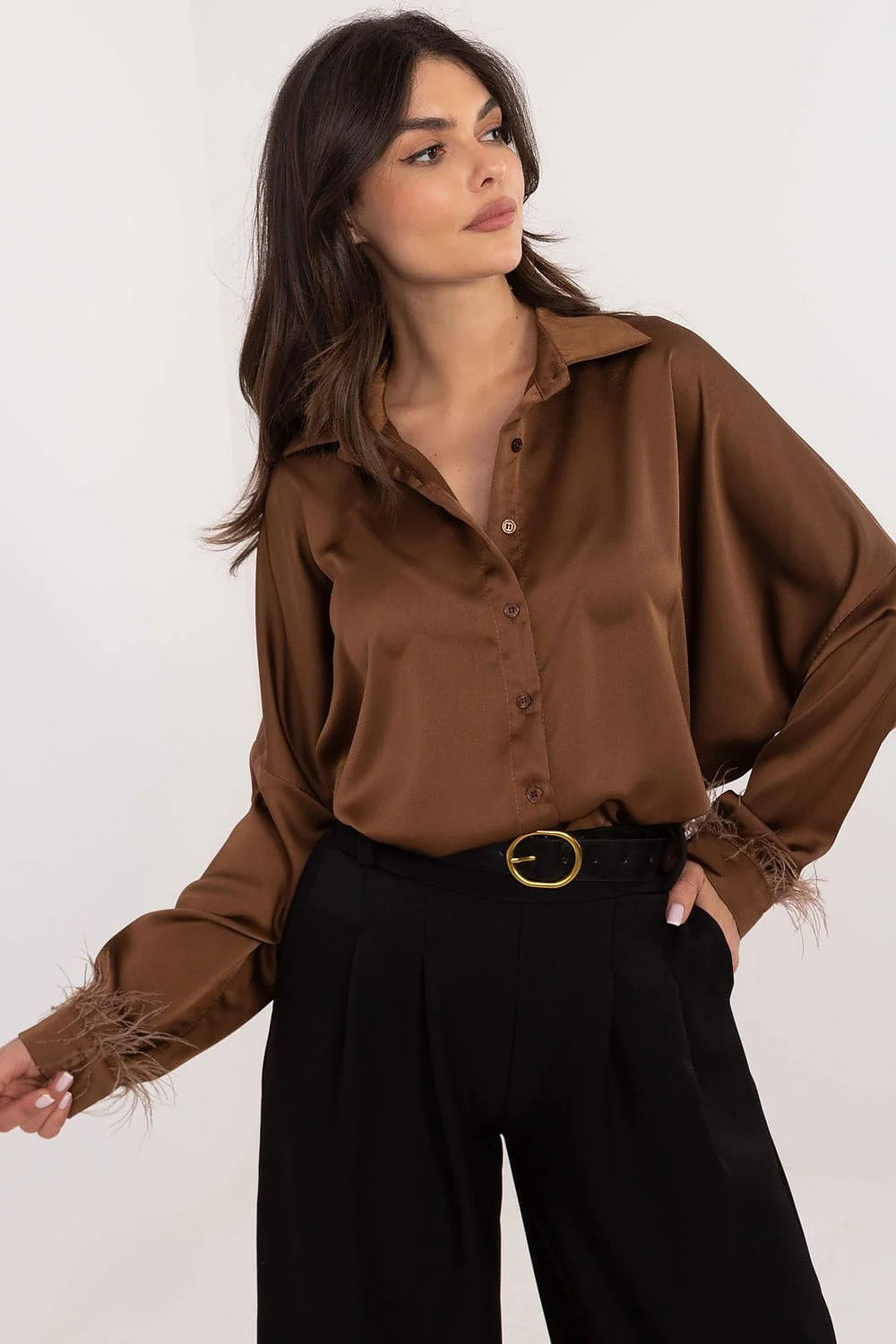 Chemise manche longue Italy Moda design classique modernes éléments coupe ample tissu satiné couleur brun terre cuite pantalon tailleur noir