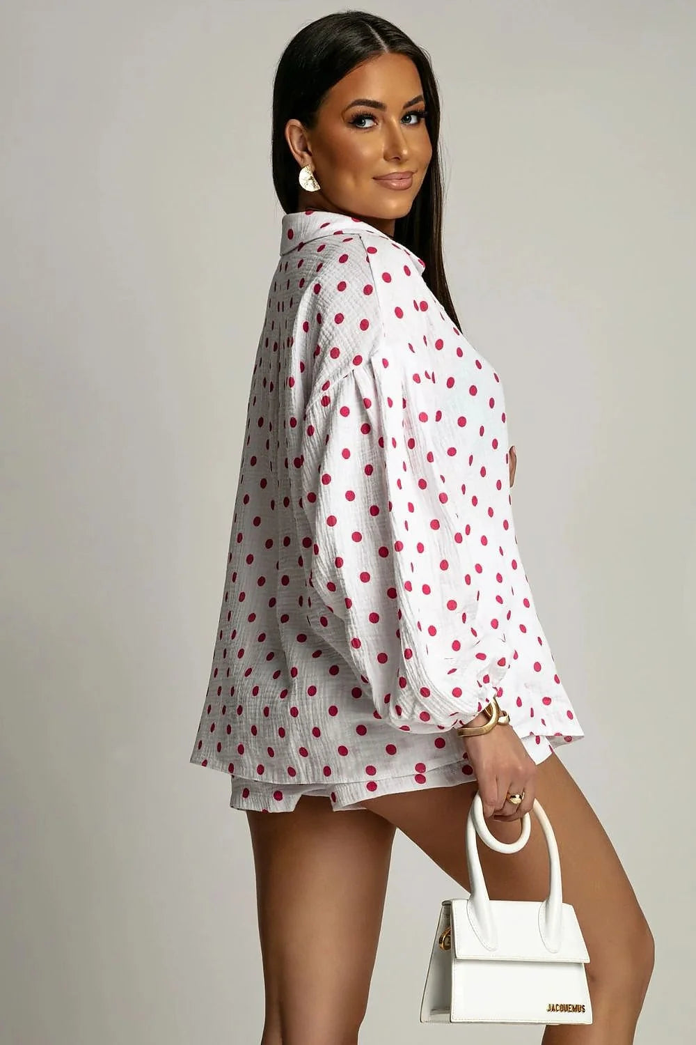 Ensemble coordonné pour femme chemise manches longues larges col classique short taille haute ceinture à nouer motifs pois rouges fond blanc