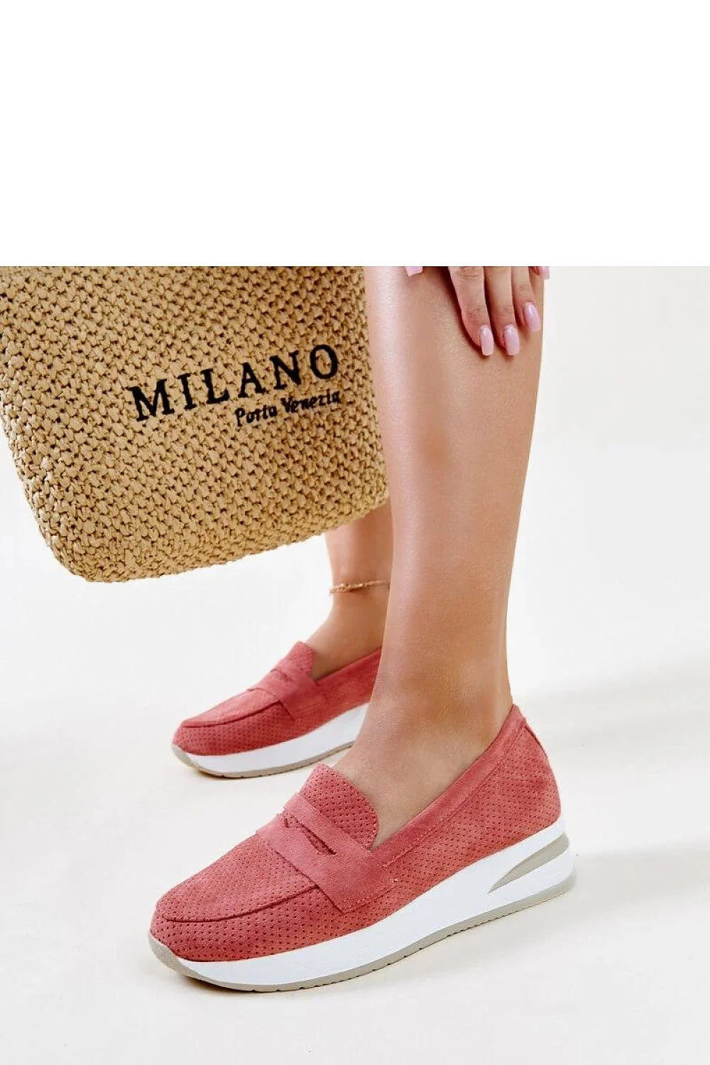 Mocassins femmes design moderne élégant suède compensée rose saumon semelle blanche perforations bout rond