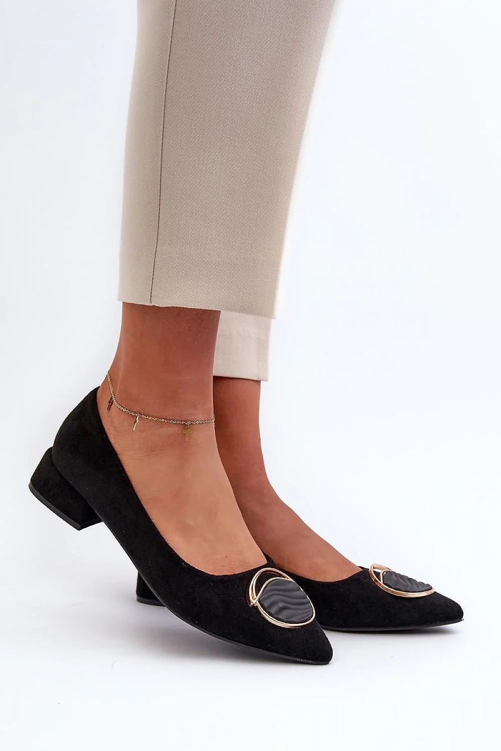 escarpins femme écosuède noir talon bas pointu effilé cheville doré breloques ornement ovale marbré cuir confort