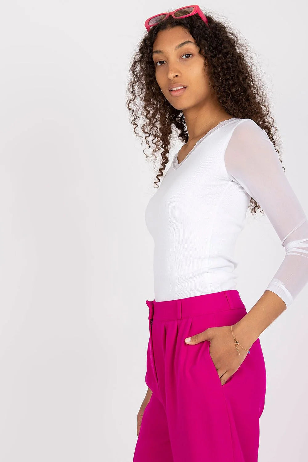 Chemisier Rue Paris ajusté en tissu côtelé manches longues transparentes col V dentelle blanche taille ajustable pour femme